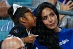 可惜主队道奇输球！瓦妮莎带着女儿观看MLB世界大赛G4