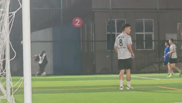 拼抢变抱摔！广州业余女足场上情绪失控互不相让，急转贴身肉搏！